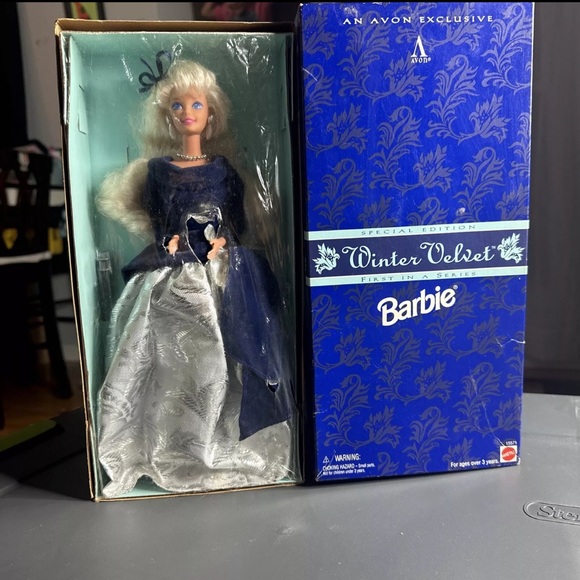 New in box Mattel 1995 Special Edition Avon Winter Velvet Barbie Doll #15571 - Picture 2 of 7